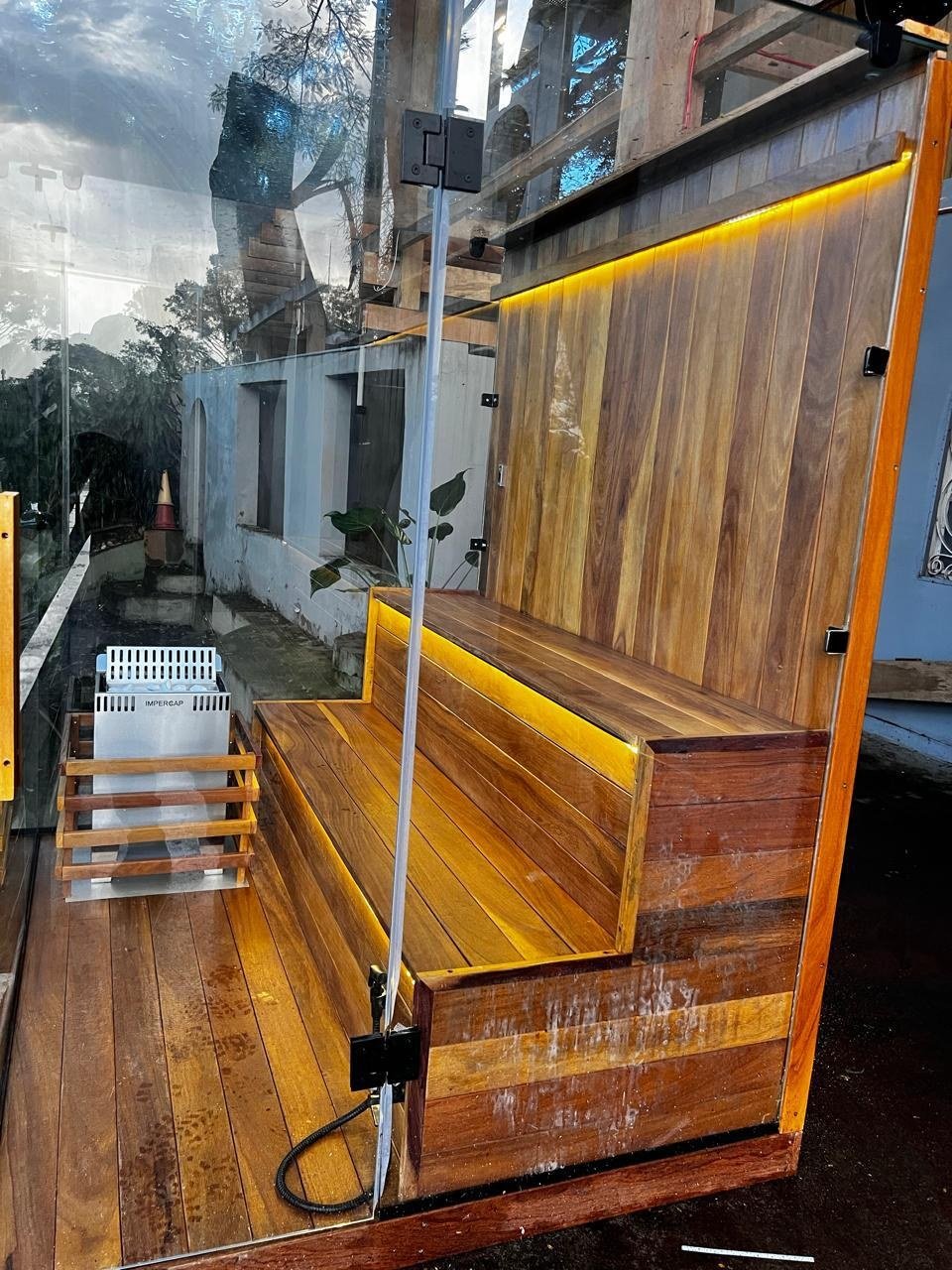 Detalhe de sauna personalizada com iluminação
